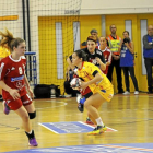 Amaia (de amarillo) recibe el balón ante la mirada de las húngaras-V. G. Garibay
