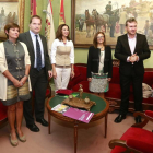 El alcalde, Javier Lacalle, recibió ayer a representantes del Colegio de Farmacéuticos de Castilla y León y Burgos.-R. O.