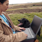 Una mujer intenta acceder a internet en la zona rural de la provincia de Soria.-ICAL