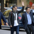 Cuixart y Sànchez saludan a amigos y seguidores, el lunes 16 de octubre en Madrid.-JOSÉ LUIS ROCA / ÁLVARO MONGE