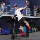 Marc Márquez sale, alegremente, de la sala de prensa del circuito de Buriram (Tailandia), montado en su patinete.-ALEJANDRO CERESUELA