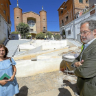María Sánchez y Manuel Saravia, junto a las obras de reforma de las escalinatas de la calle de la Fe, en el Barrio de Girón.-J.M. LOSTAU