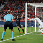 Mile Svilar sale de la portería con el balón en las manos.-CARL RECINE (REUTERS)
