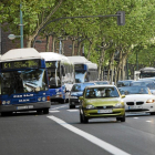 Autobuses circulando por el Paseo Zorrilla de Valladolid-J.M.LOSTAU