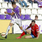 Hernán Pérez se lleva el balón tras regatear a Rico en el partido frente al Zaragoza.-J.M. Lostau