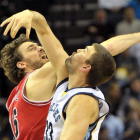 Pau y Marc Gasol, durante un partido.-Foto: AP