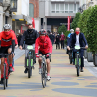 Los exciclistas Miguel Induráin y Martín Fiz participan en el Desafío que lleva su nombre por las calles de Valladolid junto al alcalde de la ciudad, Óscar Puente.- ICAL