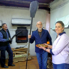 El artista Carlos León, entre Esperanza Moreno y su marido, Juan Sanz, en el horno de asar Don Juan, en Adrada de Pirón.-T. S. T.