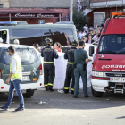 Bomberos y servicios de emergencia en un momento del accidente.-MIGUEL ÁNGEL SANTOS / PHOTOGENIC