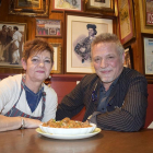 Maricarmen y Fernando muestran un plato de caracoles en el bar Chiquito, en la localidad abulense de Arenas de San Pedro-
