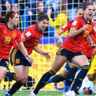 Las jugadoras españolas celebran el segundo penalti de Hermoso.-DAMIEN MEYER