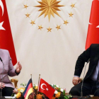El presidente turco, Recep Tayyip Erdogan, y la cancillera alemana, Angela Merkel.-ADEM ALTAN / AFP