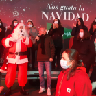 Papá  Noel saluda a los asistentes al acto. / E.M.