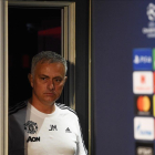Mourinho entra en la sala de prensa de Old Trafford antes de jugar contra la Juventus-AFP