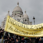 Los chalecos amarillos frente a la Basílica del Sacre-Coeur de Montmartre en la decimonovena marcha en París.-BENOIT TESSIER (REUTERS)