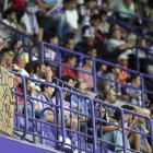 Una de las pancartas de crítica contra el presidente y el entrenador que han lucido en el estadio Zorrilla. / LALIGA