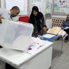 Recuento de votos en un colegio electoral en Túnez, la capital del país.-EFE / MOHAMED MESSARA