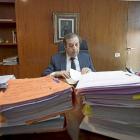 El magistrado Emilio Vega González, juez de Violencia sobre la Mujer, estudiando los expedientes en su despacho-M. Á. SANTOS