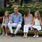 Felipe y Letizia, con Leonor y Sofía, en el tradicional posado de verano en Mallorca.-ENRIQUE CALVO / REUTERS