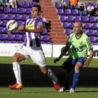 Rueda intenta controlar un balón en el partido contra la Ponferrandina, en presencia de Pablo Infante-P. REQUEJO