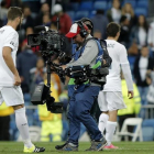 Operador de cámara, durante el partido de la Champions Real Madrid - Shakhtar Donetsk.-JOSE LUIS ROCA