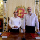 Luis Velez (I), junto al gerente de la Sociedad Municipal Auvasa, Andrés Bernabé, tras el Consejo de Administración de Auvasa.-ICAL