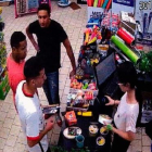 Tres de los terroristas, comprando cuchillos en un comercio chino.-EL PERIÓDICO