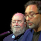 Joaquín Díaz y Gabriel Calvo, ayer, en el Teatro Zorrilla de Valladolid.-M. CHACÓN / ICAL