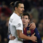Zlatan Ibrahimovic y Leso Messi se saludan en diciembre de 2014.-LLUIS GENÉ