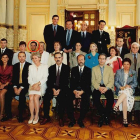 Vélez, tercero por la izquierda en la segunda fila, en la foto de familia de la Corporación de 1999, con León de la Riva, Velasco y Anta en el centro. -ARCHIVO MUNICIPAL