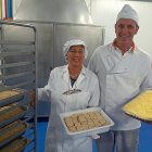 María Belén Martín y Bert Korrel muestran algunos de los alimentos que elabora Cronoble Ávila.-A.GARCÍA