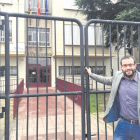 «MI COLEGIO». Elige fotografiarse a la puerta del colegio Antonio Valbuena de León, su colegio, y porque es un  público y «donde antes se implantó la Logse que está tan mal vista», asegura a la vez que afirma: «Demuestra que se pueden sacar buenas calific-E.M.