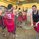 Un exultante Sergio de la Fuente celebra en el vestuario de Pisuerga el ascenso a LEB Oro.-PABLO REQUEJO