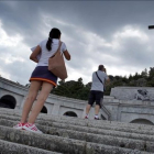 Visitantes fotografían la fachada del Valle de los Caídos, el agosto pasado.-JOSÉ LUIS ROCA