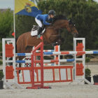 La amazona Kristell Ayala realiza un espectacular salto a lomos de su caballo en las instalaciones de la Real Sociedad Hípica de Valladolid.-