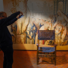 El sillón del diablo, que cuenta con un cordel para impedir que nadie se siente, se encuentra en la sala 12 del Museo de Valladolid ubicado en el Palacio de Fabio Nelli.- J. M. LOSTAU