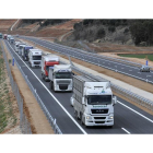 Panorámica de la fila de camiones que seguía a la Guardia Civil una vez se abrió al tráfico el nuevo tramo.-VALENTÍN GUISANDE