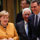 Encuentro entre Pedro Sánchez y Angela Merkel en Bruselas.-OLIVIER OSLET/ EFE
