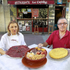 Pili Fernández y Antonio Gorgojo, Pili y Antonio, con la cecina de León, el cocido maragato y la afamada tortilla de patatas.-J. M. LOSTAU