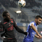 Balotelli se dispone a cabecear un balón, en Bastia.-AFP / PASCAL POCHARD-CASABIANCA