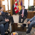 El presidente de la Diputación, César Rico, recibe en su despacho a representantes de FAE, CCOO Y UGT, para tratar el tema de la mesa de diálogo social.-ICAL