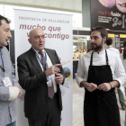 El presidente de la diputación de Valladolid, Julio Carnero junto al cocinero, Miguel Ángel de la Cruz (La Botica- Matapozuelos) y Luis San José en Madrid fusión-Ical