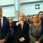 El presidente del Gobierno, Pedro Sánchez; el presidente de la Junta de Castilla y León, Juan Vicente Herrera, y la delegada de Gobierno, Virginia Barcones, en las nuevas instalaciones de inyección de aluminio de Renault en Valladolid.-ICAL