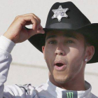 Lewis Hamilton, en lo más alto del podio de Austin, tras ganar el GP de EEUU.-Foto: EFE / LARRY W. SMITH