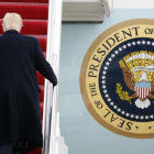 Trump sube la escalerilla del 'Air Force One'.-ALEX BRANDON