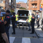 Miembros de la funeraria judicial retiran el cadáver del agresor de la comisaría de los Mossos en Cornellà. /-JORDI COTRINA