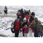 Familias de refugiados tras cruzar la frontera de Macedonia, este lunes.-REUTERS / MARKO DJURICA