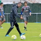 Garitano, ante los capitanes Rubio (d.) y Óscar, durante el entrenamiento-J.M. Lostau