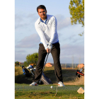 El golfista vallisoletano Rubén Calvo se prepara para golpear la bola en el tee del campo de Aldeamayor, en el que entrena.-J.M. LOSTAU
