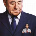 Cartel de los conservadores británicos que muestra a un pequeño Miliband en el bolsillo de Salmond.-